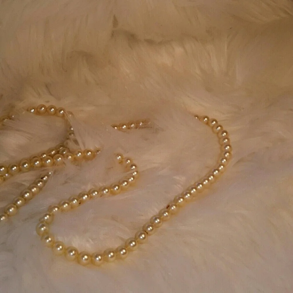 LONG Pearl Strand Necklace Realistic Faux Pearls WHITE CREAM Vintage Costume - Picture 6 of 9